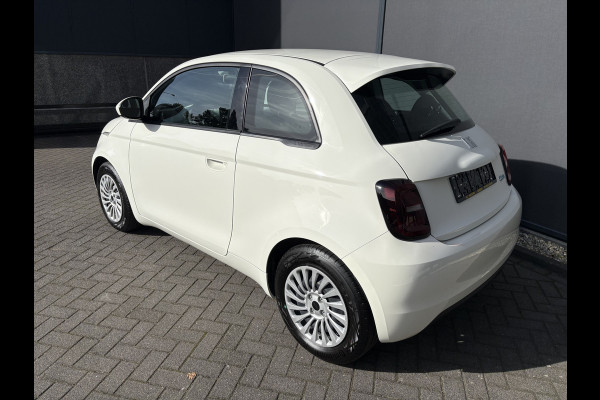 Fiat 500 Icon 42 kWh Airco - Apple carplay - Bluetooth - Cruise control - Keyless start - Navigatie - Licht metalen velgen 16 inch - Draadloze telefoonoplader - Elektrische ramen voor - Led verlichting - Stuur multifunctioneel - Stuur leder - Centrale vergrendeling met afstandsbediening