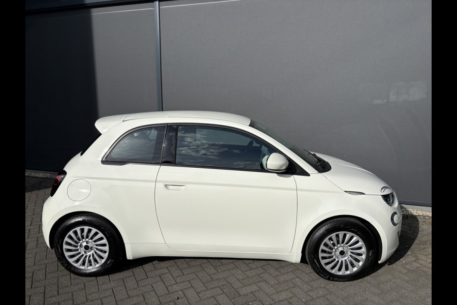 Fiat 500 Icon 42 kWh Airco - Apple carplay - Bluetooth - Cruise control - Keyless start - Navigatie - Licht metalen velgen 16 inch - Draadloze telefoonoplader - Elektrische ramen voor - Led verlichting - Stuur multifunctioneel - Stuur leder - Centrale vergrendeling met afstandsbediening