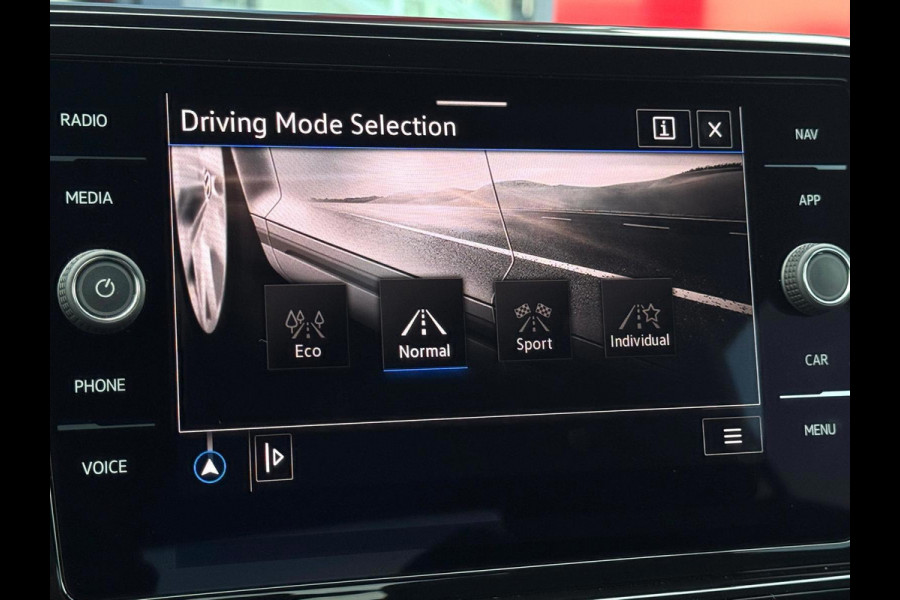 Volkswagen T-Roc 1.5 TSI R-Line 3 X R-Line DSG-7| IQ-Lights | Camera | Parksens |Keyless | Carplay | Black Pakket |