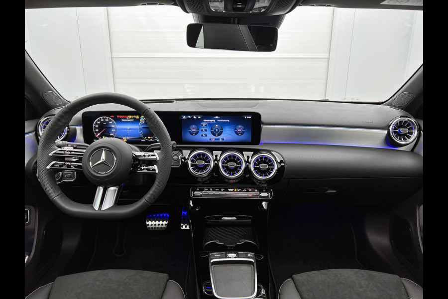 Mercedes-Benz A-Klasse 250 e Business Solution AMG | AMG Line Plus pakket | Smartphone-integratie | Head-up display | Panoramaschuifdak | Inclusief 24 maanden Mercedes-Benz Certified garantie voor Europa.