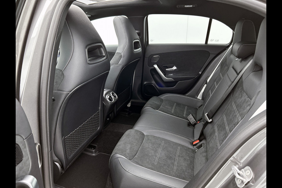 Mercedes-Benz A-Klasse 250 e Business Solution AMG | AMG Line Plus pakket | Smartphone-integratie | Head-up display | Panoramaschuifdak | Inclusief 24 maanden Mercedes-Benz Certified garantie voor Europa.