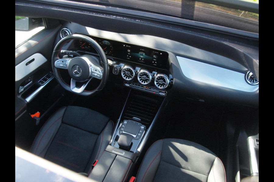 Mercedes-Benz GLA 180 AMG Line | Panoramadak | Camera | Trekhaak | Sfeerverlichting | Apple Carplay | NL-Auto |