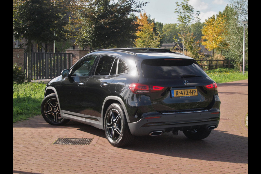 Mercedes-Benz GLA 180 AMG Line | Panoramadak | Camera | Trekhaak | Sfeerverlichting | Apple Carplay | NL-Auto |