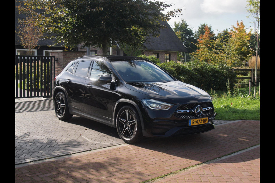 Mercedes-Benz GLA 180 AMG Line | Panoramadak | Camera | Trekhaak | Sfeerverlichting | Apple Carplay | NL-Auto |