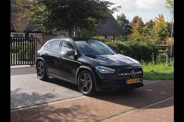 Mercedes-Benz GLA 180 AMG Line | Panoramadak | Camera | Trekhaak | Sfeerverlichting | Apple Carplay | NL-Auto |