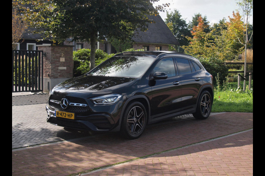 Mercedes-Benz GLA 180 AMG Line | Panoramadak | Camera | Trekhaak | Sfeerverlichting | Apple Carplay | NL-Auto |