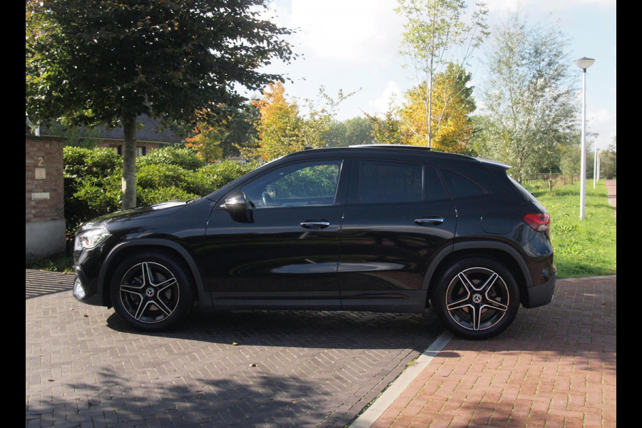 Mercedes-Benz GLA 180 AMG Line | Panoramadak | Camera | Trekhaak | Sfeerverlichting | Apple Carplay | NL-Auto |