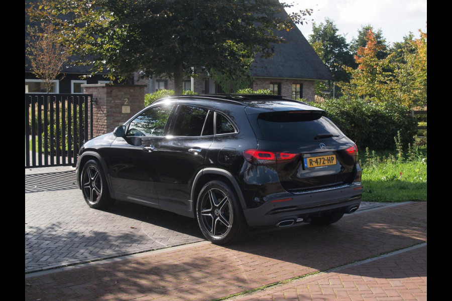Mercedes-Benz GLA 180 AMG Line | Panoramadak | Camera | Trekhaak | Sfeerverlichting | Apple Carplay | NL-Auto |