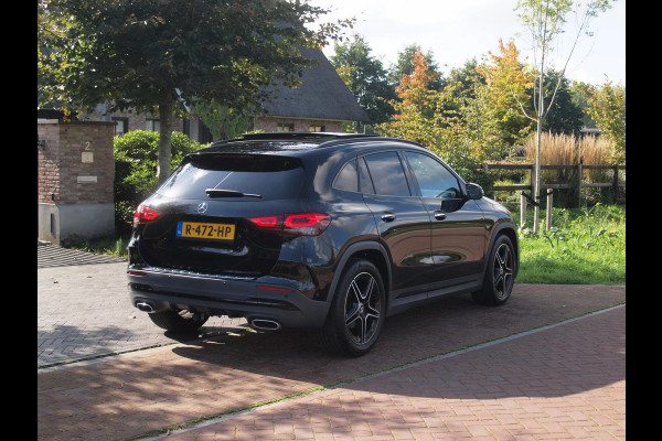 Mercedes-Benz GLA 180 AMG Line | Panoramadak | Camera | Trekhaak | Sfeerverlichting | Apple Carplay | NL-Auto |