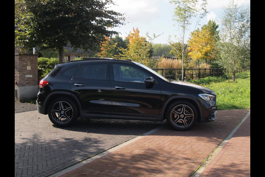 Mercedes-Benz GLA 180 AMG Line | Panoramadak | Camera | Trekhaak | Sfeerverlichting | Apple Carplay | NL-Auto |