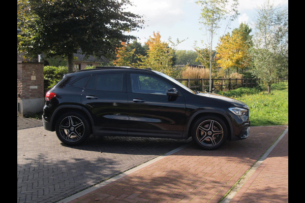 Mercedes-Benz GLA 180 AMG Line | Panoramadak | Camera | Trekhaak | Sfeerverlichting | Apple Carplay | NL-Auto |