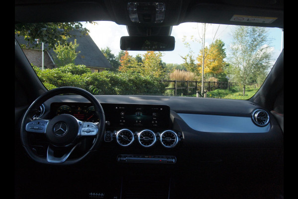 Mercedes-Benz GLA 180 AMG Line | Panoramadak | Camera | Trekhaak | Sfeerverlichting | Apple Carplay | NL-Auto |