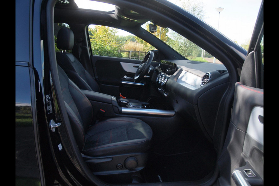 Mercedes-Benz GLA 180 AMG Line | Panoramadak | Camera | Trekhaak | Sfeerverlichting | Apple Carplay | NL-Auto |