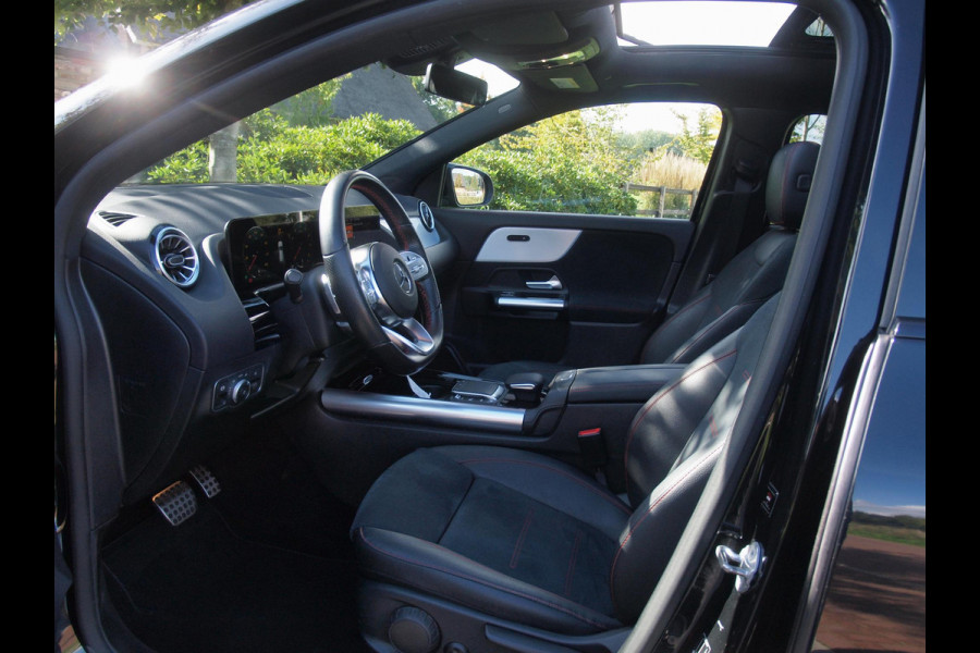 Mercedes-Benz GLA 180 AMG Line | Panoramadak | Camera | Trekhaak | Sfeerverlichting | Apple Carplay | NL-Auto |