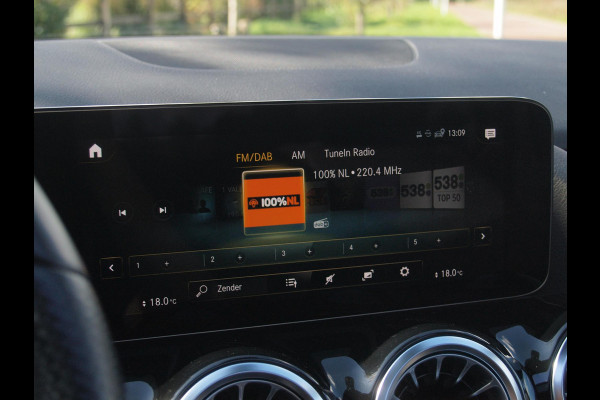 Mercedes-Benz GLA 180 AMG Line | Panoramadak | Camera | Trekhaak | Sfeerverlichting | Apple Carplay | NL-Auto |