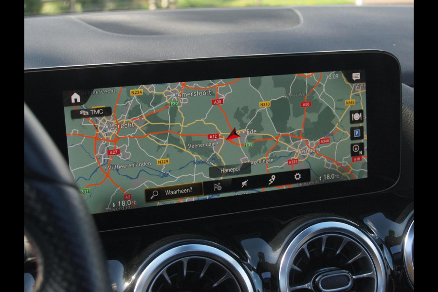 Mercedes-Benz GLA 180 AMG Line | Panoramadak | Camera | Trekhaak | Sfeerverlichting | Apple Carplay | NL-Auto |