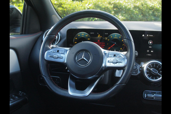 Mercedes-Benz GLA 180 AMG Line | Panoramadak | Camera | Trekhaak | Sfeerverlichting | Apple Carplay | NL-Auto |