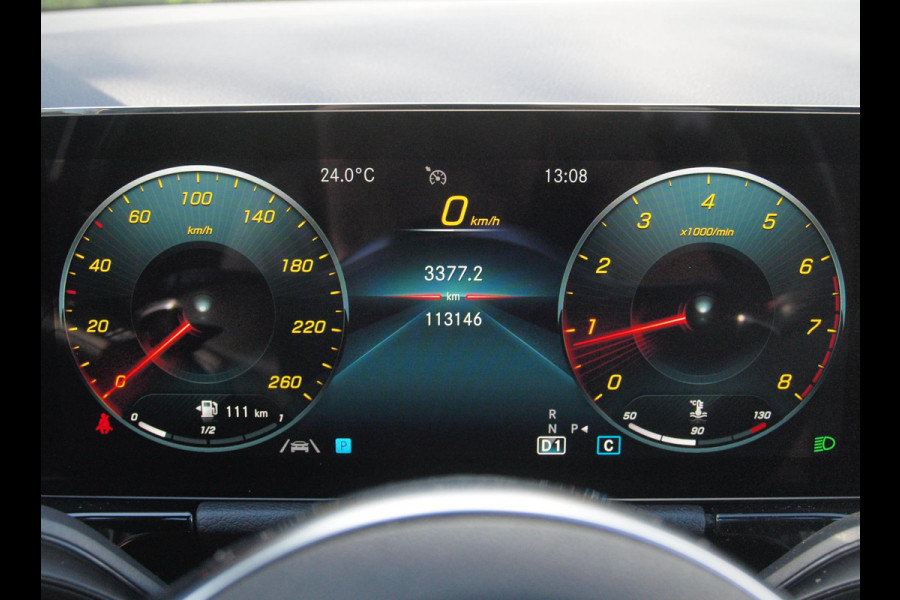 Mercedes-Benz GLA 180 AMG Line | Panoramadak | Camera | Trekhaak | Sfeerverlichting | Apple Carplay | NL-Auto |