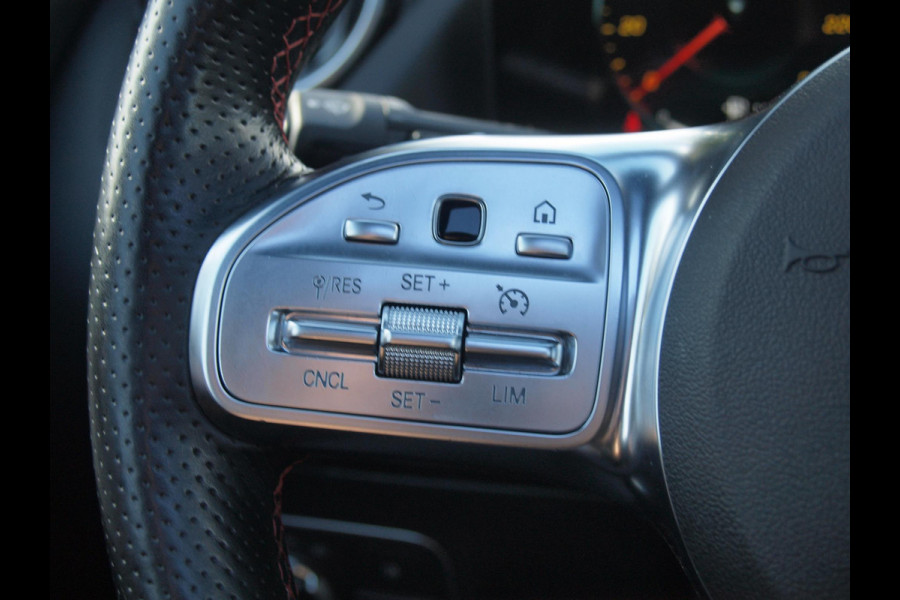 Mercedes-Benz GLA 180 AMG Line | Panoramadak | Camera | Trekhaak | Sfeerverlichting | Apple Carplay | NL-Auto |