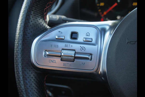 Mercedes-Benz GLA 180 AMG Line | Panoramadak | Camera | Trekhaak | Sfeerverlichting | Apple Carplay | NL-Auto |