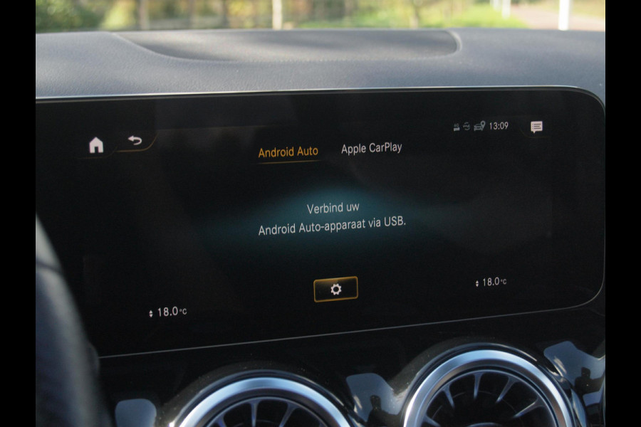Mercedes-Benz GLA 180 AMG Line | Panoramadak | Camera | Trekhaak | Sfeerverlichting | Apple Carplay | NL-Auto |