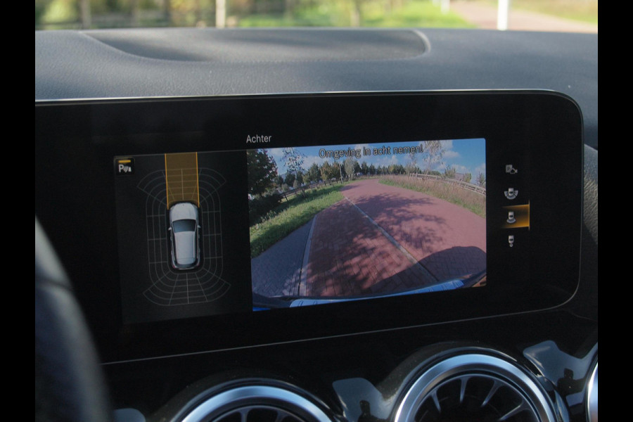 Mercedes-Benz GLA 180 AMG Line | Panoramadak | Camera | Trekhaak | Sfeerverlichting | Apple Carplay | NL-Auto |