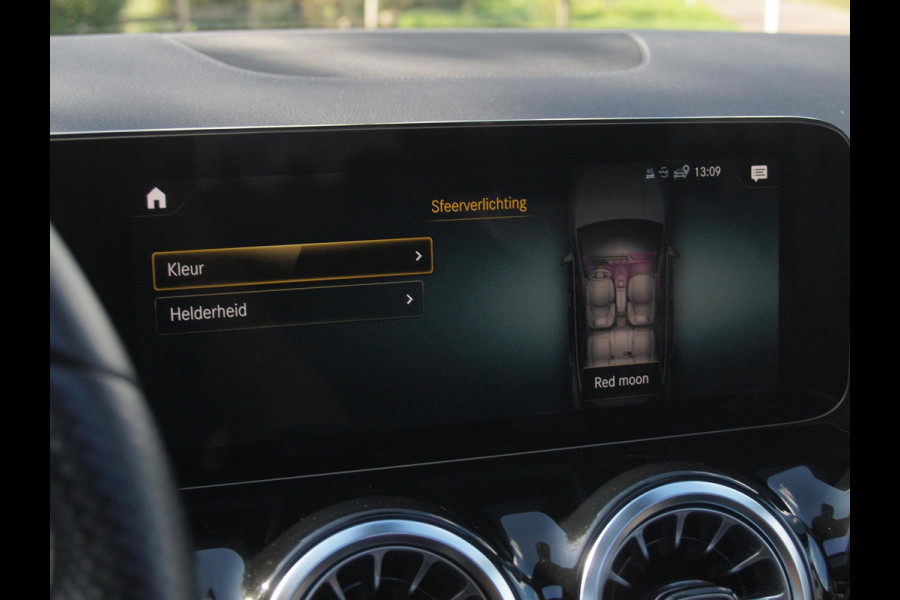 Mercedes-Benz GLA 180 AMG Line | Panoramadak | Camera | Trekhaak | Sfeerverlichting | Apple Carplay | NL-Auto |