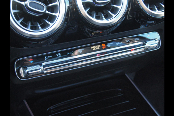 Mercedes-Benz GLA 180 AMG Line | Panoramadak | Camera | Trekhaak | Sfeerverlichting | Apple Carplay | NL-Auto |