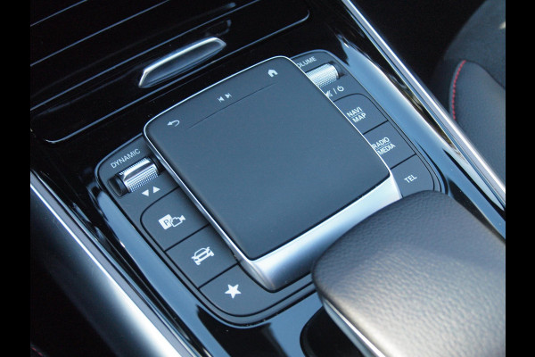 Mercedes-Benz GLA 180 AMG Line | Panoramadak | Camera | Trekhaak | Sfeerverlichting | Apple Carplay | NL-Auto |