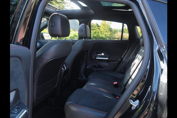Mercedes-Benz GLA 180 AMG Line | Panoramadak | Camera | Trekhaak | Sfeerverlichting | Apple Carplay | NL-Auto |