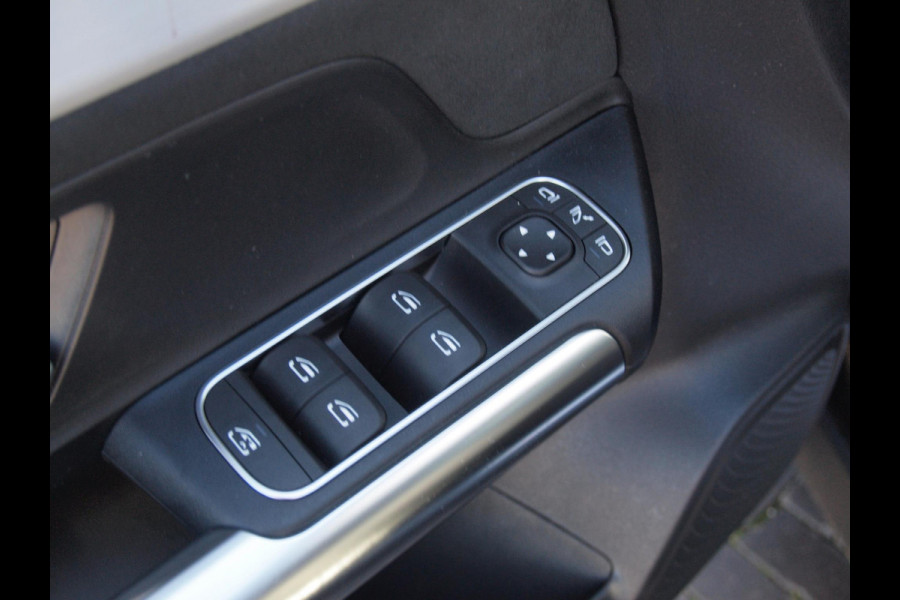 Mercedes-Benz GLA 180 AMG Line | Panoramadak | Camera | Trekhaak | Sfeerverlichting | Apple Carplay | NL-Auto |