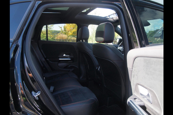 Mercedes-Benz GLA 180 AMG Line | Panoramadak | Camera | Trekhaak | Sfeerverlichting | Apple Carplay | NL-Auto |