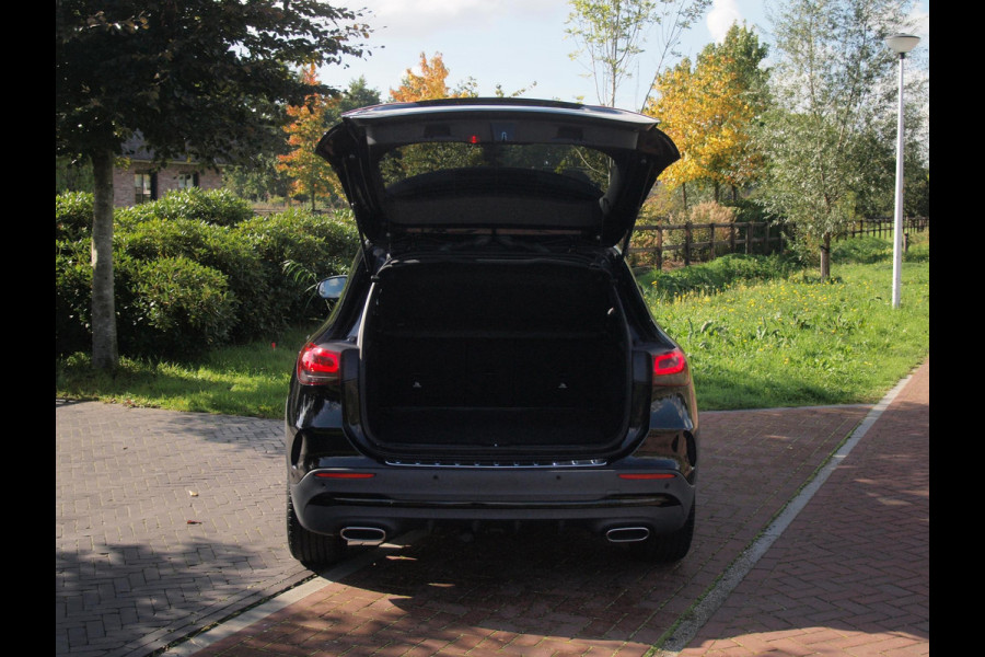 Mercedes-Benz GLA 180 AMG Line | Panoramadak | Camera | Trekhaak | Sfeerverlichting | Apple Carplay | NL-Auto |