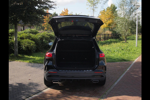 Mercedes-Benz GLA 180 AMG Line | Panoramadak | Camera | Trekhaak | Sfeerverlichting | Apple Carplay | NL-Auto |