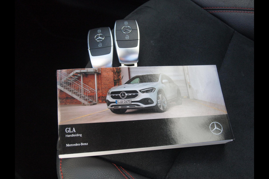Mercedes-Benz GLA 180 AMG Line | Panoramadak | Camera | Trekhaak | Sfeerverlichting | Apple Carplay | NL-Auto |