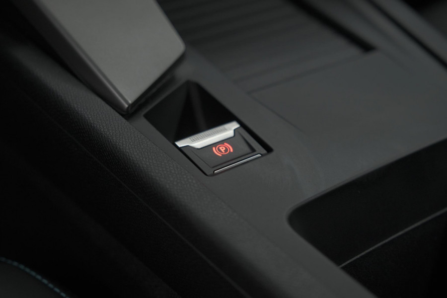 Peugeot 408 1.6 HYbrid 225 EAT8 Allure | Adaptieve Cruise Control | Camera | 19 Inch Lichtmetalen Velgen | Apple Carplay