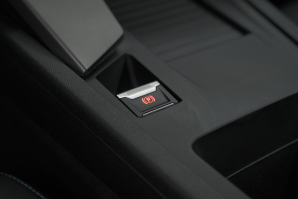 Peugeot 408 1.6 HYbrid 225 EAT8 Allure | Adaptieve Cruise Control | Camera | 19 Inch Lichtmetalen Velgen | Apple Carplay