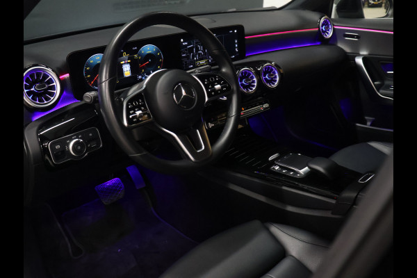 Mercedes-Benz A-Klasse 180 Business Solution Luxury [STOELVERWARMING, SFEERVERLICHTING, CAMERA, DIGITAL DASH, CRUISE CONTROL, LED, LEDER, BLUETOOTH, CLIMECONTROL, NAVIGATIE, ESP, START STOP SYSTEEM, NIEUWSTAAT]