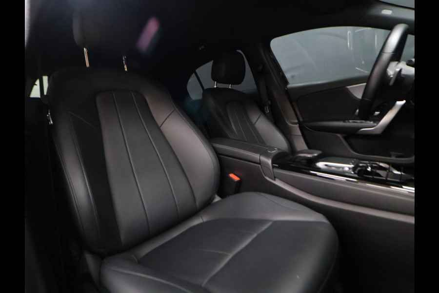 Mercedes-Benz A-Klasse 180 Business Solution Luxury [STOELVERWARMING, SFEERVERLICHTING, CAMERA, DIGITAL DASH, CRUISE CONTROL, LED, LEDER, BLUETOOTH, CLIMECONTROL, NAVIGATIE, ESP, START STOP SYSTEEM, NIEUWSTAAT]
