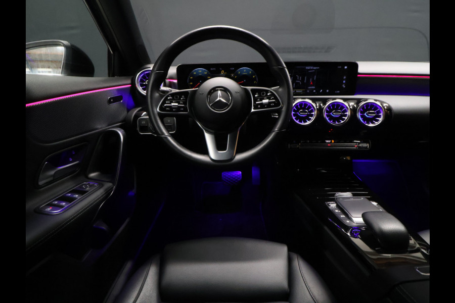 Mercedes-Benz A-Klasse 180 Business Solution Luxury [STOELVERWARMING, SFEERVERLICHTING, CAMERA, DIGITAL DASH, CRUISE CONTROL, LED, LEDER, BLUETOOTH, CLIMECONTROL, NAVIGATIE, ESP, START STOP SYSTEEM, NIEUWSTAAT]