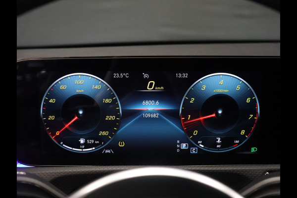 Mercedes-Benz A-Klasse 180 Business Solution Luxury [STOELVERWARMING, SFEERVERLICHTING, CAMERA, DIGITAL DASH, CRUISE CONTROL, LED, LEDER, BLUETOOTH, CLIMECONTROL, NAVIGATIE, ESP, START STOP SYSTEEM, NIEUWSTAAT]