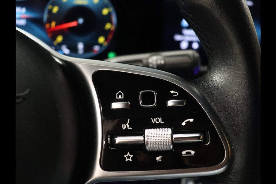 Mercedes-Benz A-Klasse 180 Business Solution Luxury [STOELVERWARMING, SFEERVERLICHTING, CAMERA, DIGITAL DASH, CRUISE CONTROL, LED, LEDER, BLUETOOTH, CLIMECONTROL, NAVIGATIE, ESP, START STOP SYSTEEM, NIEUWSTAAT]