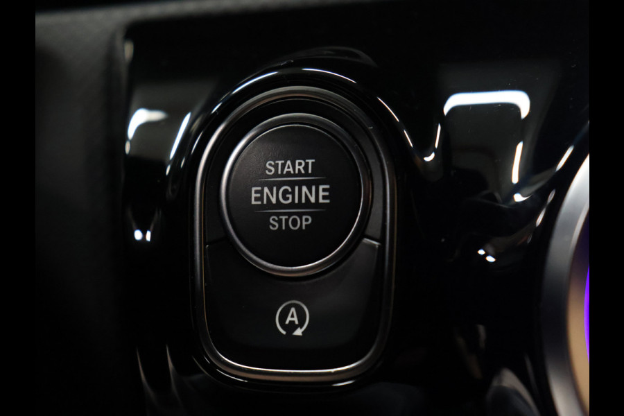 Mercedes-Benz A-Klasse 180 Business Solution Luxury [STOELVERWARMING, SFEERVERLICHTING, CAMERA, DIGITAL DASH, CRUISE CONTROL, LED, LEDER, BLUETOOTH, CLIMECONTROL, NAVIGATIE, ESP, START STOP SYSTEEM, NIEUWSTAAT]