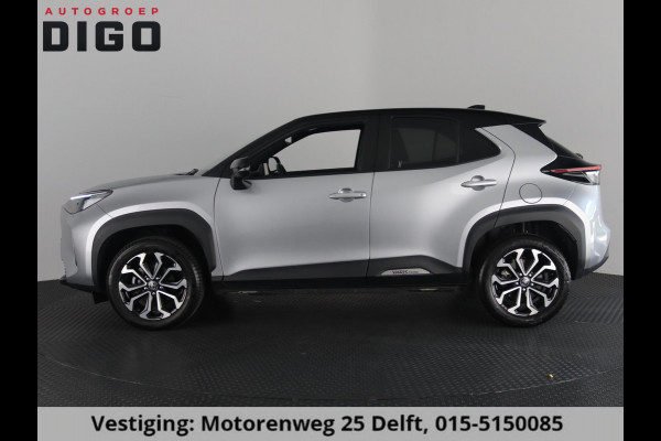 Toyota Yaris Cross 1.5 HYBRID DYNAMIC BITONE SILVERLINE GARANTIE 2035 NAVIGATIE . STUUR EN STOEL VERWARMING . ADAPTIEVE CRUICE CONTROL .