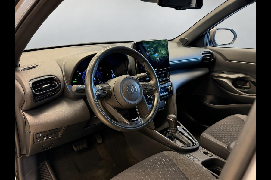 Toyota Yaris Cross 1.5 HYBRID DYNAMIC BITONE SILVERLINE GARANTIE 2035 NAVIGATIE . STUUR EN STOEL VERWARMING . ADAPTIEVE CRUICE CONTROL .