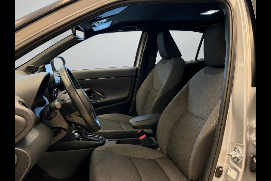 Toyota Yaris Cross 1.5 HYBRID DYNAMIC BITONE SILVERLINE GARANTIE 2035 NAVIGATIE . STUUR EN STOEL VERWARMING . ADAPTIEVE CRUICE CONTROL .