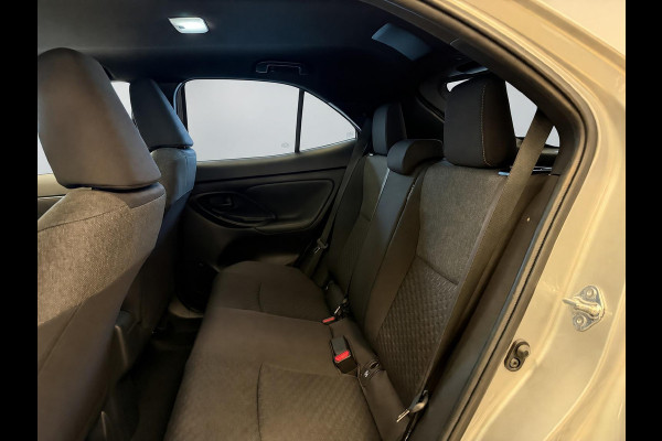 Toyota Yaris Cross 1.5 HYBRID DYNAMIC BITONE SILVERLINE GARANTIE 2035 NAVIGATIE . STUUR EN STOEL VERWARMING . ADAPTIEVE CRUICE CONTROL .