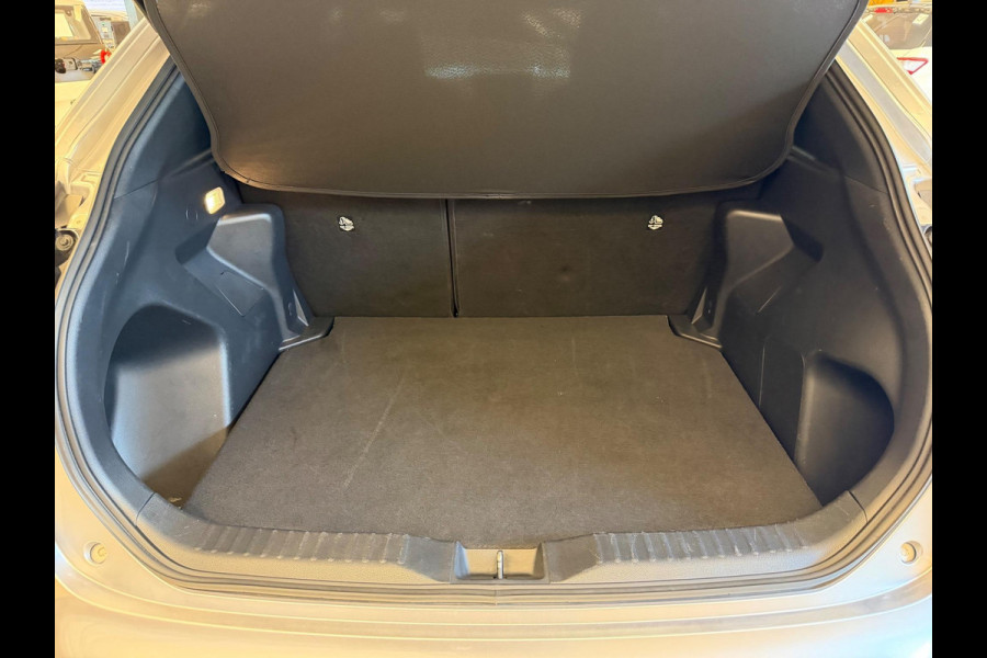 Toyota Yaris Cross 1.5 HYBRID DYNAMIC BITONE SILVERLINE GARANTIE 2035 NAVIGATIE . STUUR EN STOEL VERWARMING . ADAPTIEVE CRUICE CONTROL .