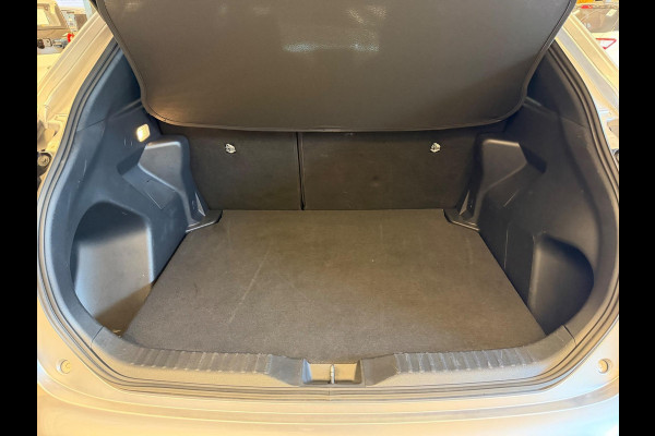 Toyota Yaris Cross 1.5 HYBRID DYNAMIC BITONE SILVERLINE GARANTIE 2035 NAVIGATIE . STUUR EN STOEL VERWARMING . ADAPTIEVE CRUICE CONTROL .