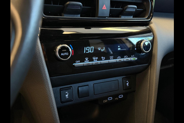 Toyota Yaris Cross 1.5 HYBRID DYNAMIC BITONE SILVERLINE GARANTIE 2035 NAVIGATIE . STUUR EN STOEL VERWARMING . ADAPTIEVE CRUICE CONTROL .